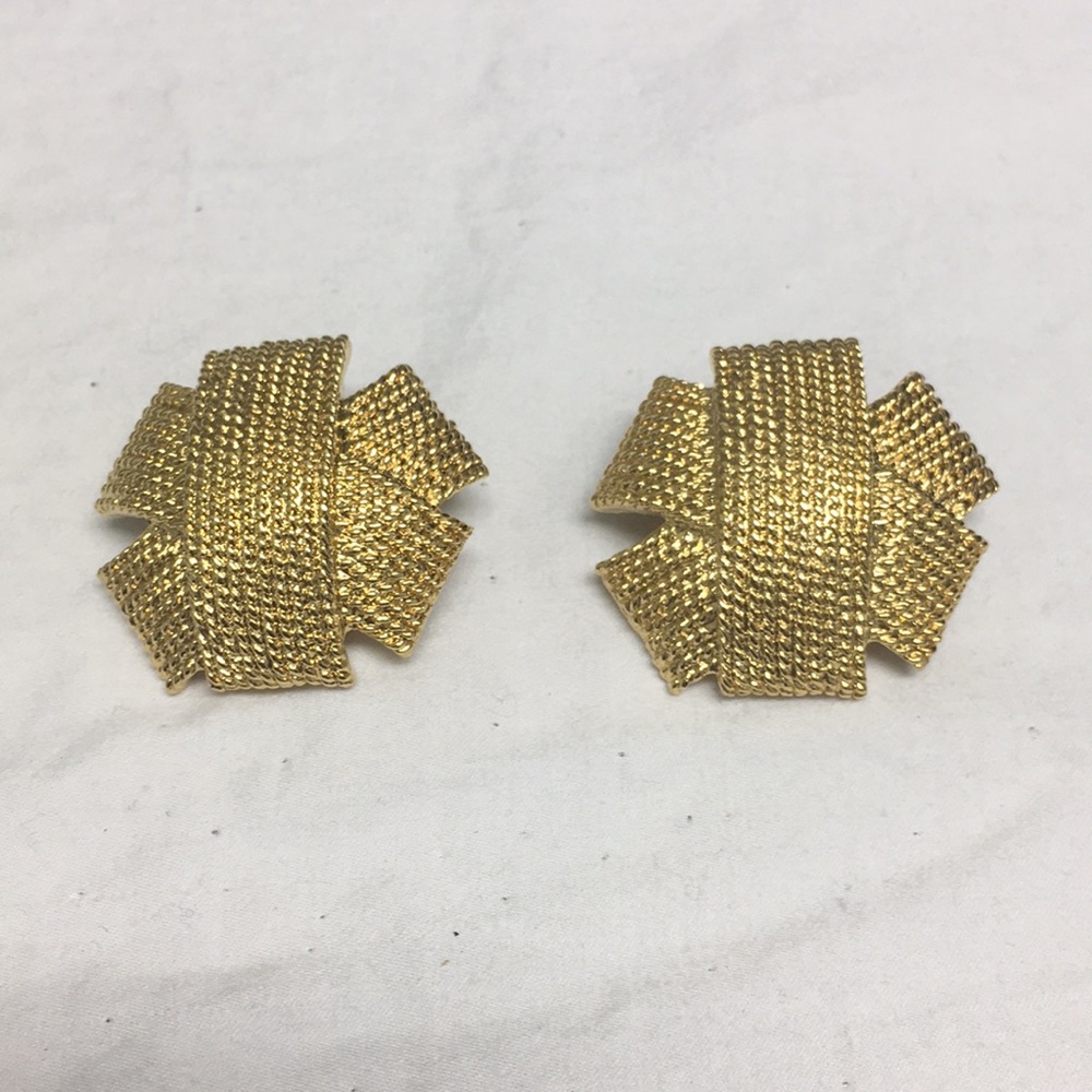 Vintage gold Avon clip on earrings